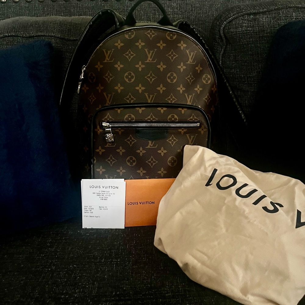 Have only used the bag for light travel maybe 3 times and don’t have a need for - Picture 3 of 5